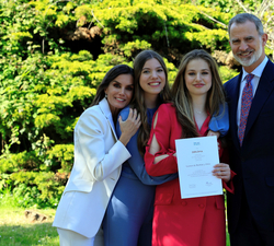 Sus Majestades los Reyes, la Princesa de Asturias y la Infanta Sofía, tras el acto de graduación de la Princesa de Asturias en el UWC Atlantic College