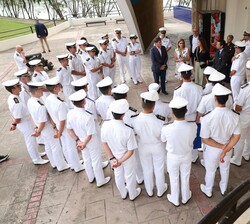 La Princesa de Asturias, dentro de la comisión de guardiamarinas decidida por el Comandante y junto a Oficiales del JSE, participó en una visita al Pa