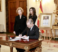 Su Majestad el Rey durante la firma en el libro de condolencias de la Nunciatura Apostólica en Madrid