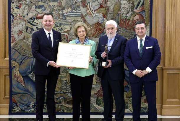 Su Majestad la Reina Doña Sofía recibe el "Premio FUNDOS de Honor - Monte de Piedad" de la VI edición de los Premios FUNDOS otorgado a la Fu